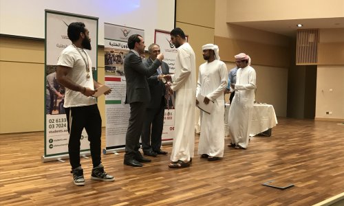 نائب رئيس الجامعة يكرم الطلبة المتفوقين في الأنشطة الرياضية