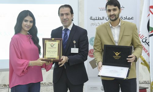 نائب رئيس الجامعة يكرم طلبة الجامعة المتميزين 