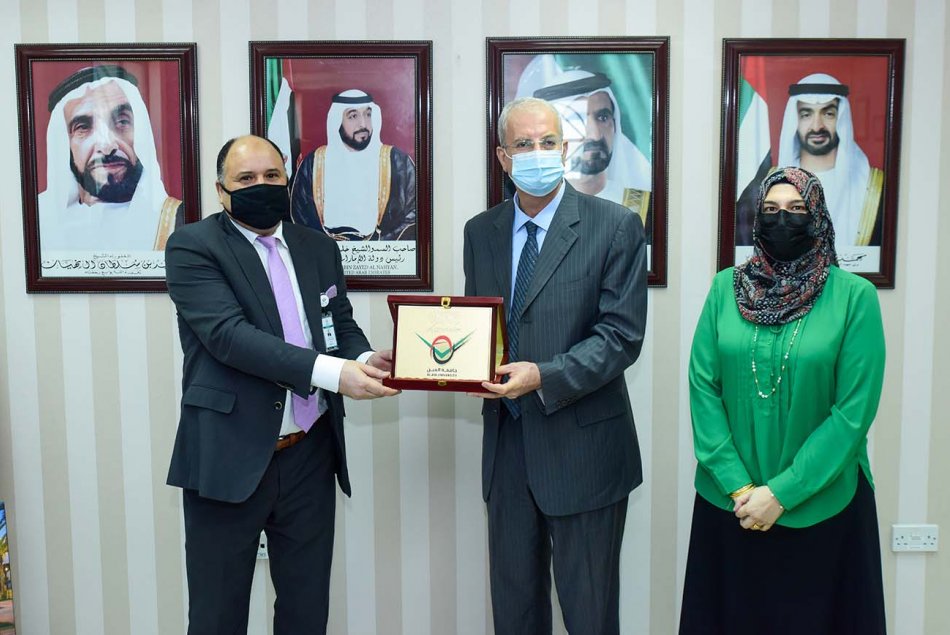 رئيس الجامعة يكرم اللجان المتميزة في جامعة العين