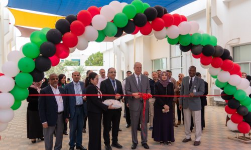رئيس الجامعة  يفتتح معرض جامعة العين للكتاب 2025 
