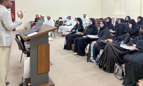 ورشة عمل للطلبة الدراسات العليا لاستكشاف قاعدة بيانات المنهل في مكتبة خليفة